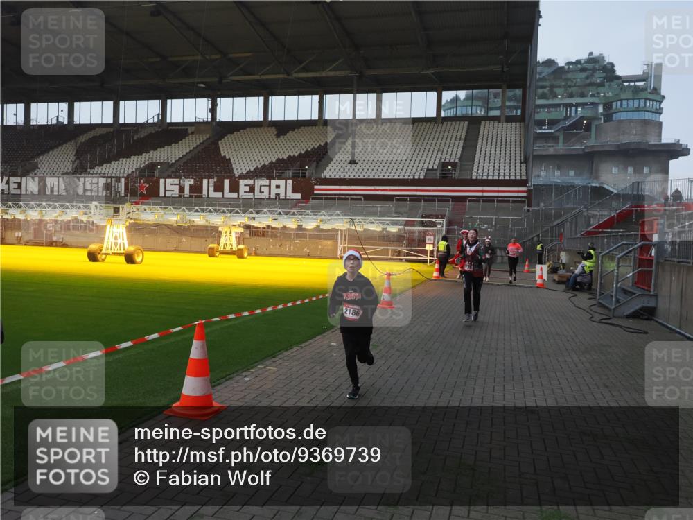 07.12.2025 - St. Pauli X-Mass-Run No. 15 Fabian Wolf http://msf.ph/oto/9369739 07.12.2025 09:59:46 Ziel 488, 910, 911, 934, 961, 1112, 1763, 2186, 2729, 2964, 3513, 4051, 4052, 4465 meine-sportfotos.de