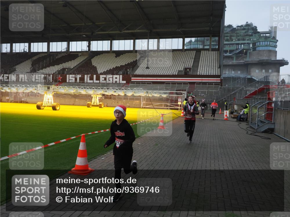 07.12.2025 - St. Pauli X-Mass-Run No. 15 Fabian Wolf http://msf.ph/oto/9369746 07.12.2025 09:59:47 Ziel 488, 910, 911, 934, 1112, 1763, 2186, 2729, 2964, 3513, 4051, 4052, 4465 meine-sportfotos.de