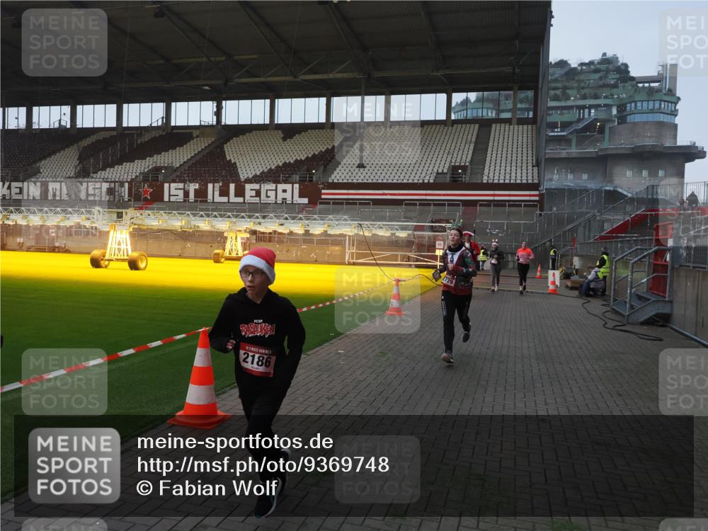 07.12.2025 - St. Pauli X-Mass-Run No. 15 Fabian Wolf http://msf.ph/oto/9369748 07.12.2025 09:59:47 Ziel 488, 910, 911, 934, 1112, 1763, 2186, 2729, 2964, 3513, 4051, 4052, 4465 meine-sportfotos.de