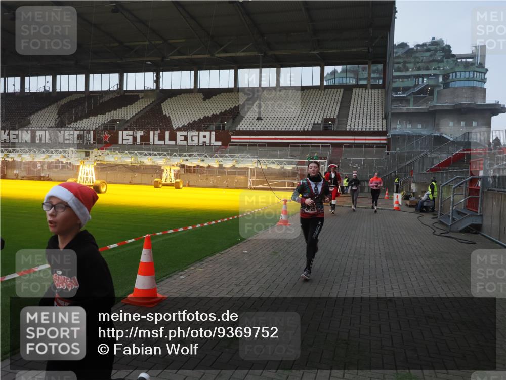07.12.2025 - St. Pauli X-Mass-Run No. 15 Fabian Wolf http://msf.ph/oto/9369752 07.12.2025 09:59:47 Ziel 488, 910, 911, 934, 1112, 1763, 2186, 2729, 2964, 3513, 4051, 4052, 4465 meine-sportfotos.de