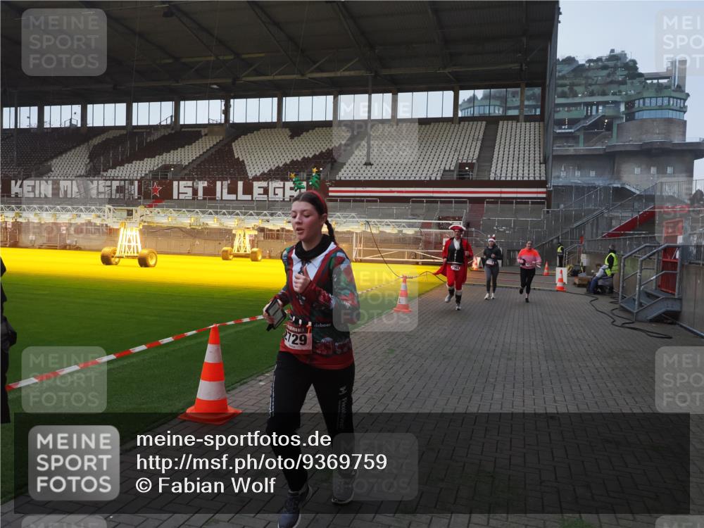 07.12.2025 - St. Pauli X-Mass-Run No. 15 Fabian Wolf http://msf.ph/oto/9369759 07.12.2025 09:59:48 Ziel 488, 910, 911, 934, 1112, 1763, 2186, 2729, 2964, 3513, 4051, 4052, 4465 meine-sportfotos.de