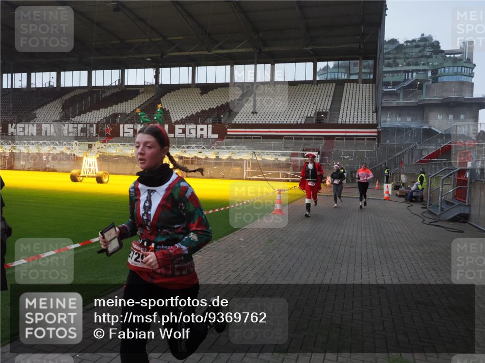 07.12.2025 - St. Pauli X-Mass-Run No. 15 Fabian Wolf http://msf.ph/oto/9369762 07.12.2025 09:59:48 Ziel 488, 910, 911, 934, 1112, 1763, 2186, 2729, 2964, 3513, 4051, 4052, 4465 meine-sportfotos.de