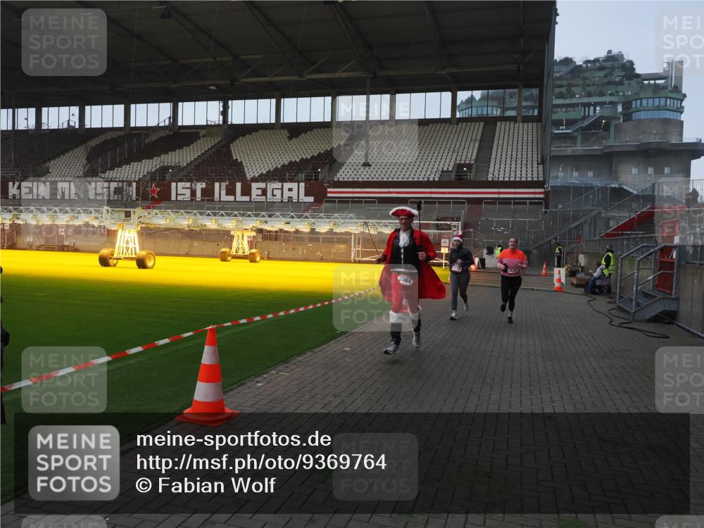 07.12.2025 - St. Pauli X-Mass-Run No. 15 Fabian Wolf http://msf.ph/oto/9369764 07.12.2025 09:59:50 Ziel 488, 910, 911, 934, 1112, 1763, 2186, 2729, 2964, 3513, 4051, 4052, 4465 meine-sportfotos.de