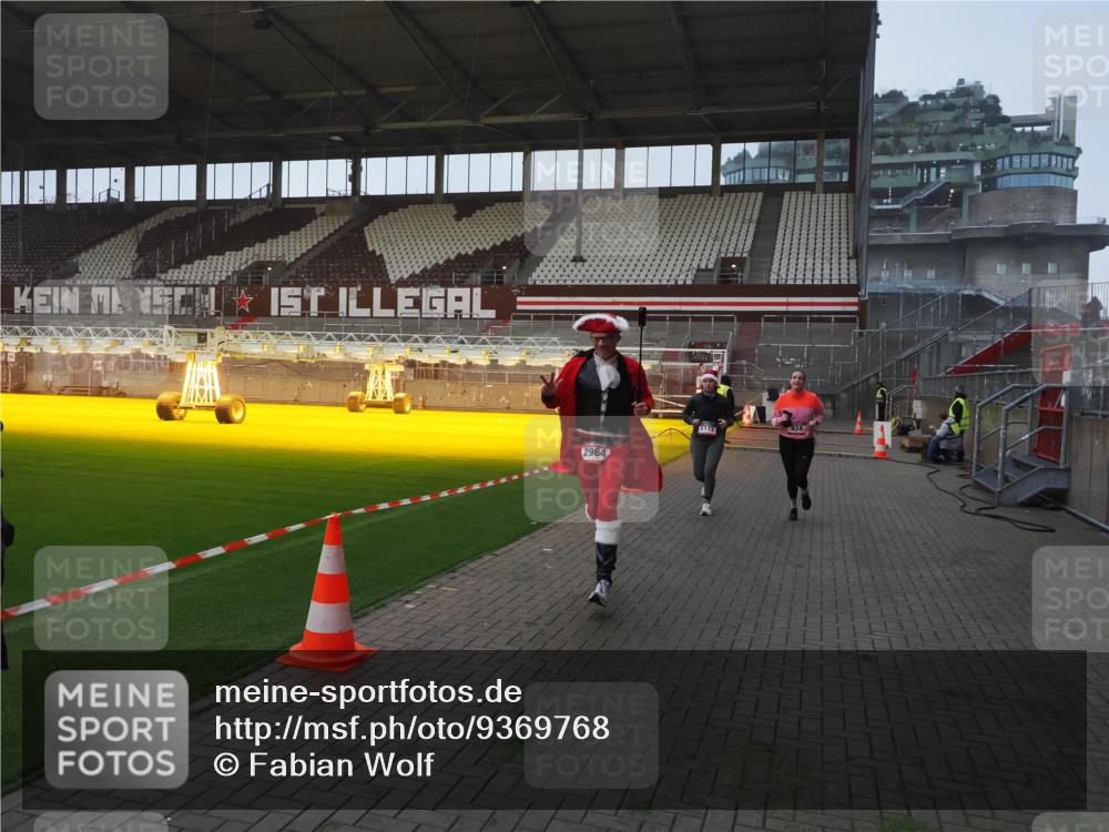 07.12.2025 - St. Pauli X-Mass-Run No. 15 Fabian Wolf http://msf.ph/oto/9369768 07.12.2025 09:59:50 Ziel 488, 910, 911, 934, 1112, 1763, 2186, 2729, 2964, 3513, 4051, 4052, 4465 meine-sportfotos.de