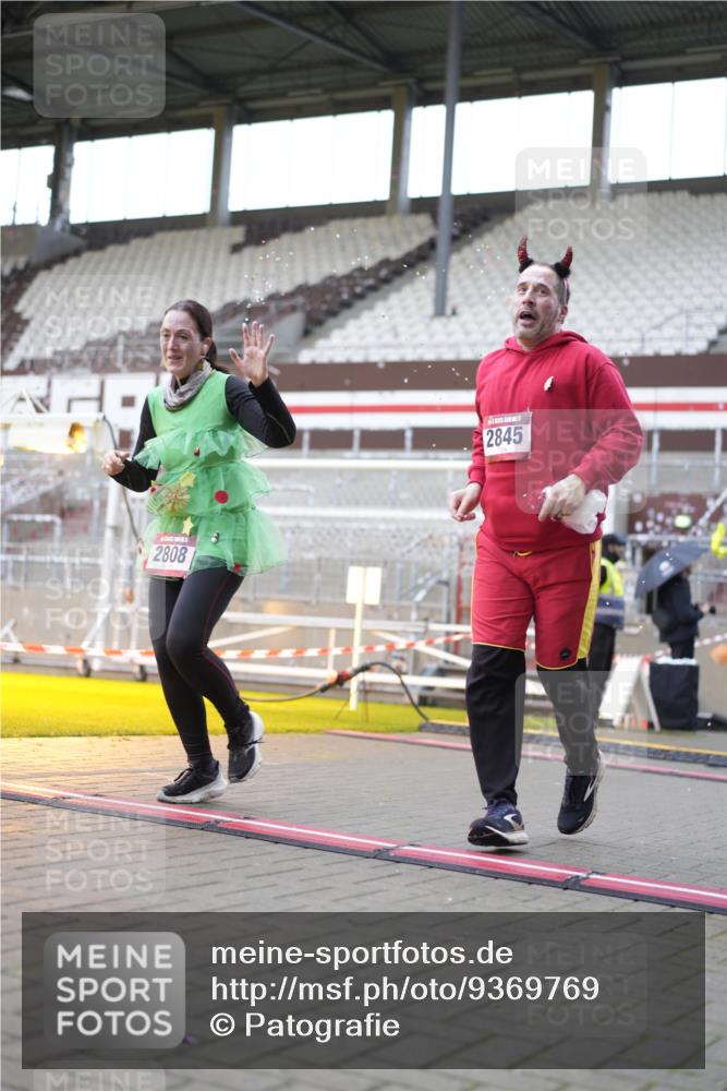 07.12.2025 - St. Pauli X-Mass-Run No. 15 Patografie http://msf.ph/oto/9369769 07.12.2025 11:28:21 Ziel 1897, 1920, 2162, 2163, 2164, 2808, 2845, 3599, 3670, 4641, 4653 meine-sportfotos.de