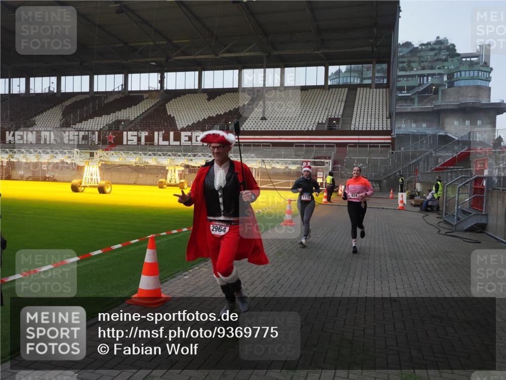 07.12.2025 - St. Pauli X-Mass-Run No. 15 Fabian Wolf http://msf.ph/oto/9369775 07.12.2025 09:59:51 Ziel 910, 911, 934, 1112, 1763, 2186, 2729, 2964, 3513, 4051 meine-sportfotos.de