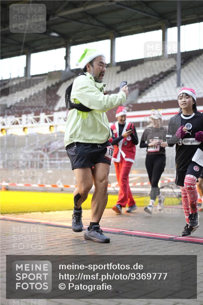07.12.2025 - St. Pauli X-Mass-Run No. 15 Patografie http://msf.ph/oto/9369777 07.12.2025 11:28:26 Ziel 1897, 1917, 1919, 1920, 1921, 2162, 2164, 2426, 2427, 2431, 2495, 2774, 2808, 2845, 3670, 4641, 4832 meine-sportfotos.de