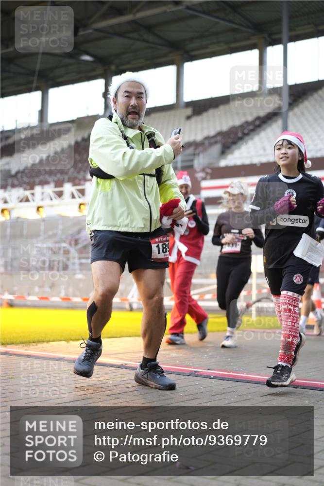 07.12.2025 - St. Pauli X-Mass-Run No. 15 Patografie http://msf.ph/oto/9369779 07.12.2025 11:28:26 Ziel 1897, 1917, 1919, 1920, 1921, 2162, 2164, 2426, 2427, 2431, 2495, 2774, 2808, 2845, 3670, 4641, 4832 meine-sportfotos.de