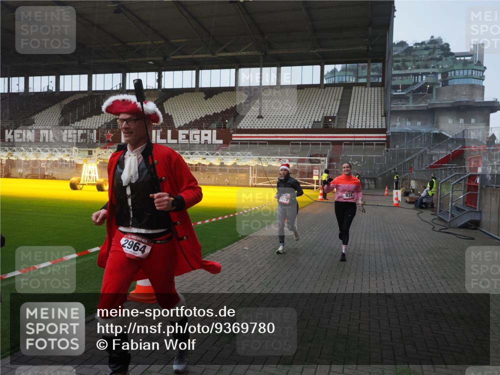 07.12.2025 - St. Pauli X-Mass-Run No. 15 Fabian Wolf http://msf.ph/oto/9369780 07.12.2025 09:59:51 Ziel 910, 911, 934, 1112, 1763, 2186, 2729, 2964, 3513, 4051 meine-sportfotos.de