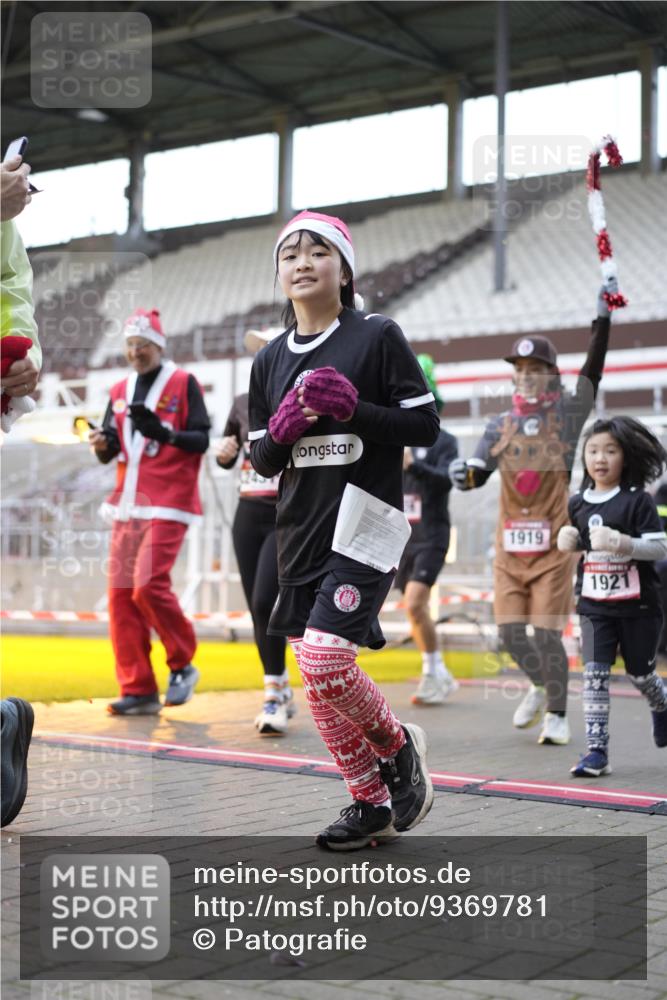 07.12.2025 - St. Pauli X-Mass-Run No. 15 Patografie http://msf.ph/oto/9369781 07.12.2025 11:28:27 Ziel 1897, 1917, 1919, 1920, 1921, 2162, 2164, 2426, 2427, 2431, 2495, 2774, 2808, 2845, 3670, 4641, 4832 meine-sportfotos.de