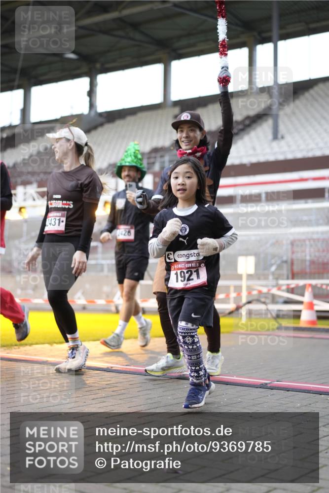 07.12.2025 - St. Pauli X-Mass-Run No. 15 Patografie http://msf.ph/oto/9369785 07.12.2025 11:28:28 Ziel 1897, 1917, 1919, 1920, 1921, 2164, 2426, 2427, 2431, 2495, 2774, 2808, 2845, 3670, 4641, 4832 meine-sportfotos.de