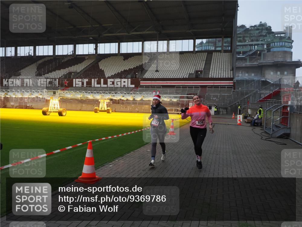07.12.2025 - St. Pauli X-Mass-Run No. 15 Fabian Wolf http://msf.ph/oto/9369786 07.12.2025 09:59:52 Ziel 910, 911, 934, 1112, 2186, 2729, 2964, 3513 meine-sportfotos.de