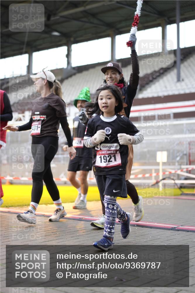 07.12.2025 - St. Pauli X-Mass-Run No. 15 Patografie http://msf.ph/oto/9369787 07.12.2025 11:28:28 Ziel 1897, 1917, 1919, 1920, 1921, 2164, 2426, 2427, 2431, 2495, 2774, 2808, 2845, 3670, 4641, 4832 meine-sportfotos.de
