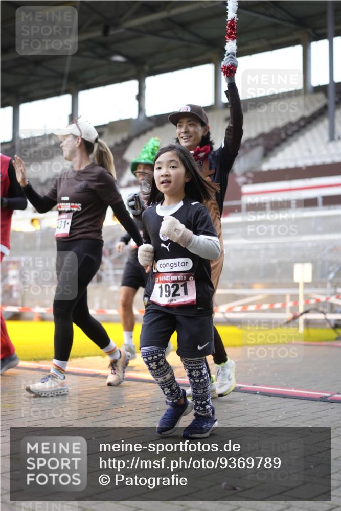 07.12.2025 - St. Pauli X-Mass-Run No. 15 Patografie http://msf.ph/oto/9369789 07.12.2025 11:28:28 Ziel 1897, 1917, 1919, 1920, 1921, 2164, 2426, 2427, 2431, 2495, 2774, 2808, 2845, 3670, 4641, 4832 meine-sportfotos.de