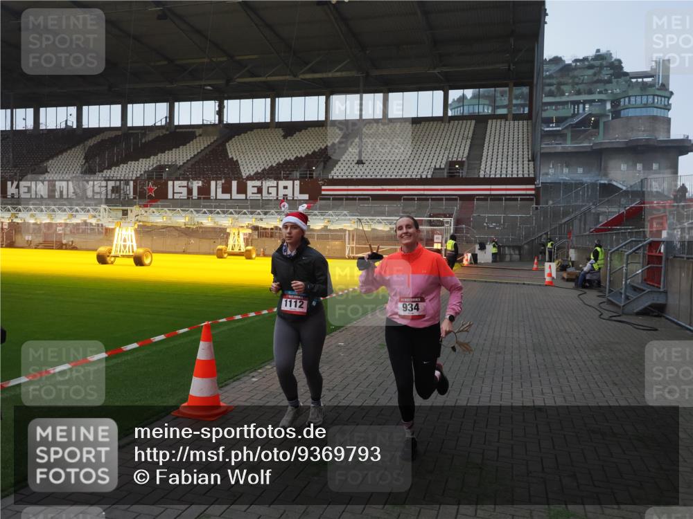 07.12.2025 - St. Pauli X-Mass-Run No. 15 Fabian Wolf http://msf.ph/oto/9369793 07.12.2025 09:59:52 Ziel 910, 911, 934, 1112, 2186, 2729, 2964, 3513 meine-sportfotos.de
