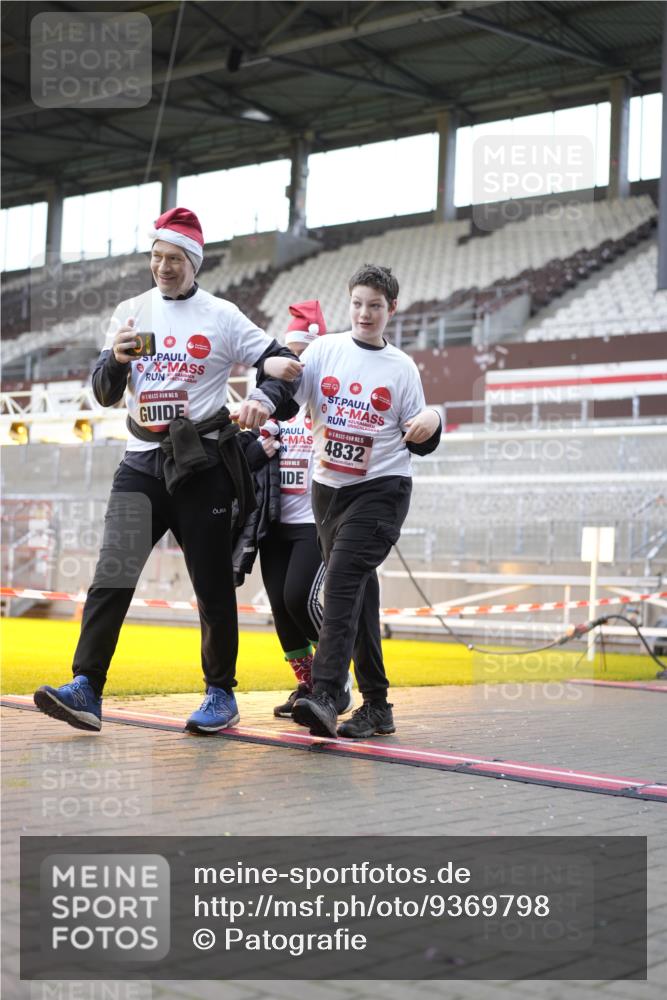 07.12.2025 - St. Pauli X-Mass-Run No. 15 Patografie http://msf.ph/oto/9369798 07.12.2025 11:28:33 Ziel 1897, 1917, 1919, 1920, 1921, 2383, 2426, 2427, 2431, 2495, 2707, 2774, 2808, 2845, 4641, 4832 meine-sportfotos.de