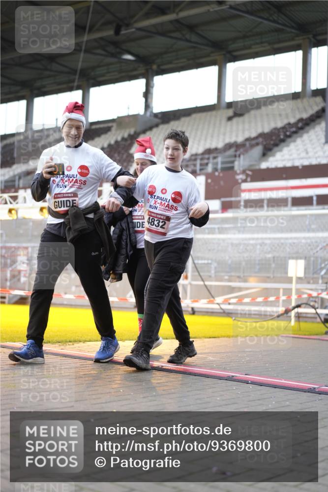 07.12.2025 - St. Pauli X-Mass-Run No. 15 Patografie http://msf.ph/oto/9369800 07.12.2025 11:28:34 Ziel 1897, 1917, 1919, 1920, 1921, 2383, 2426, 2427, 2431, 2495, 2707, 2774, 2808, 2845, 3234, 4641, 4818, 4832 meine-sportfotos.de
