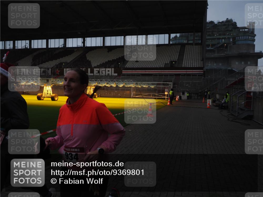 07.12.2025 - St. Pauli X-Mass-Run No. 15 Fabian Wolf http://msf.ph/oto/9369801 07.12.2025 09:59:53 Ziel 910, 911, 934, 1112, 2186, 2729, 2964 meine-sportfotos.de