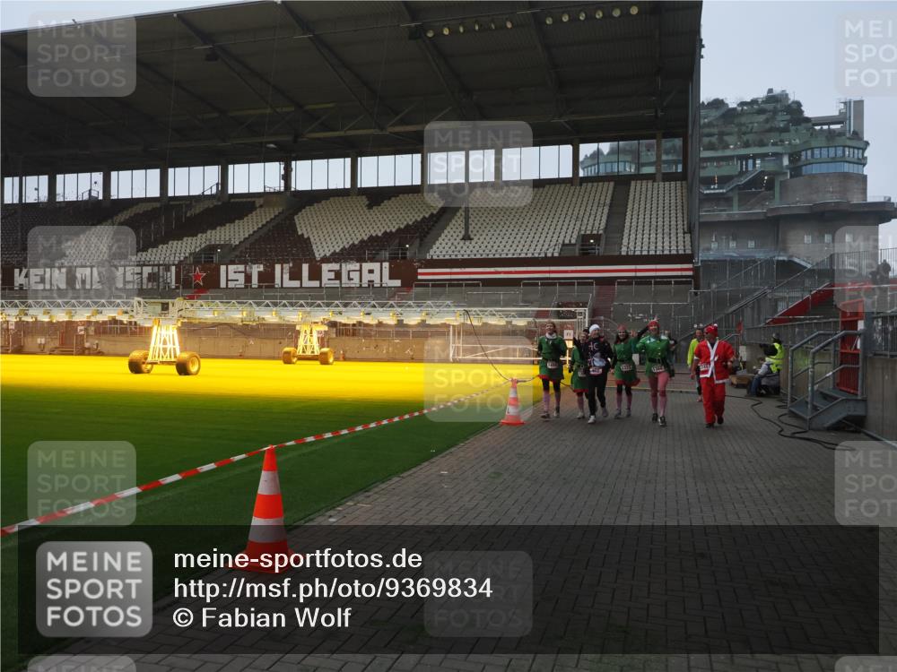 07.12.2025 - St. Pauli X-Mass-Run No. 15 Fabian Wolf http://msf.ph/oto/9369834 07.12.2025 10:00:05 Ziel 802, 1112, 1333, 1354, 1360, 1404, 2140, 2141, 2964 meine-sportfotos.de