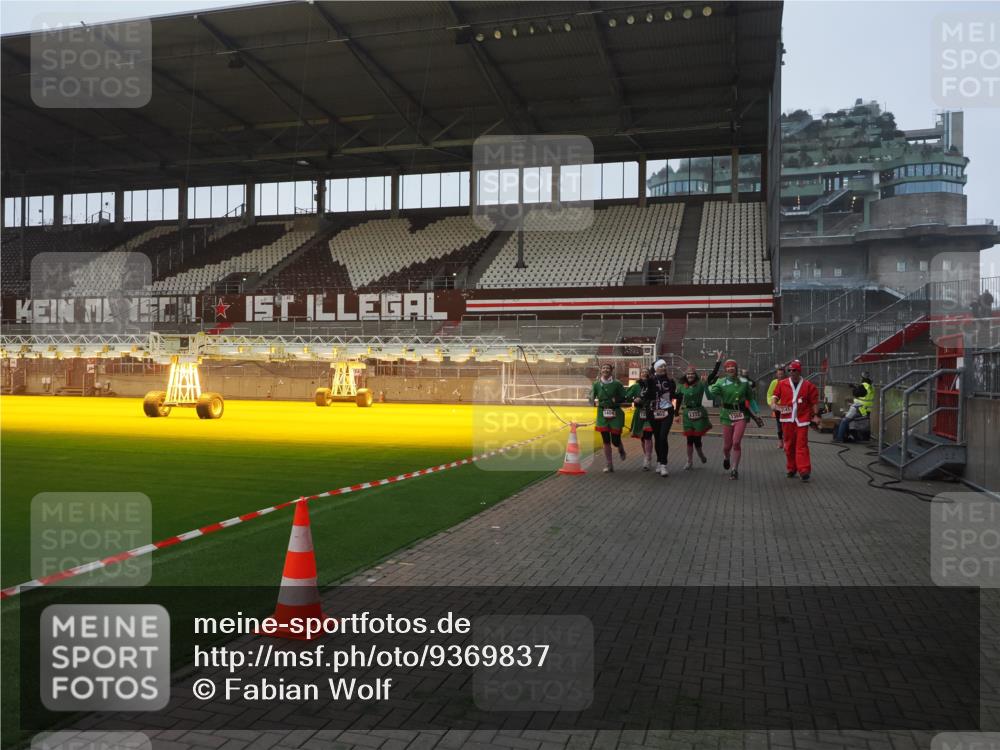 07.12.2025 - St. Pauli X-Mass-Run No. 15 Fabian Wolf http://msf.ph/oto/9369837 07.12.2025 10:00:06 Ziel 802, 1333, 1354, 1360, 1404, 2140, 2141, 4129 meine-sportfotos.de