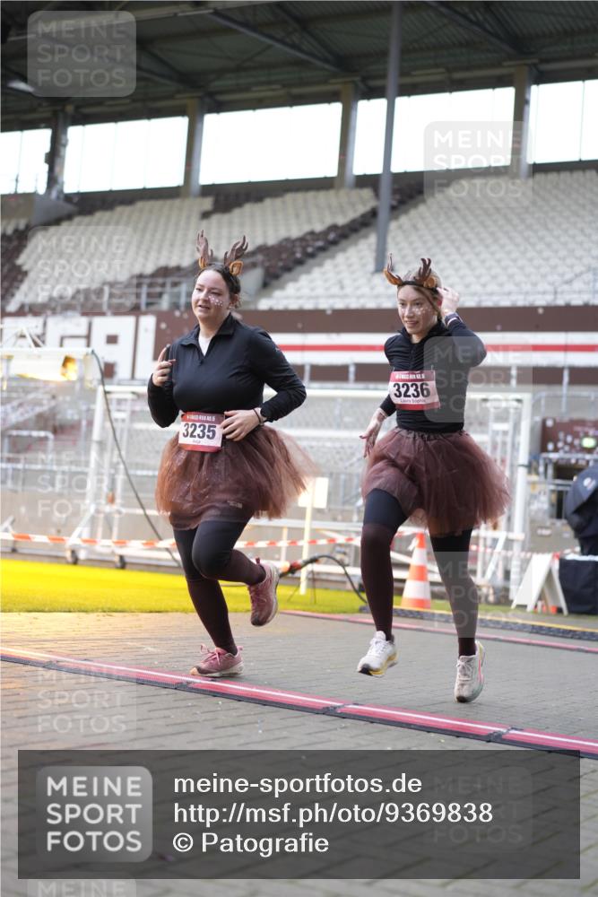 07.12.2025 - St. Pauli X-Mass-Run No. 15 Patografie http://msf.ph/oto/9369838 07.12.2025 11:29:05 Ziel 861, 2676, 3235, 3236, 4392, 4432, 4452 meine-sportfotos.de