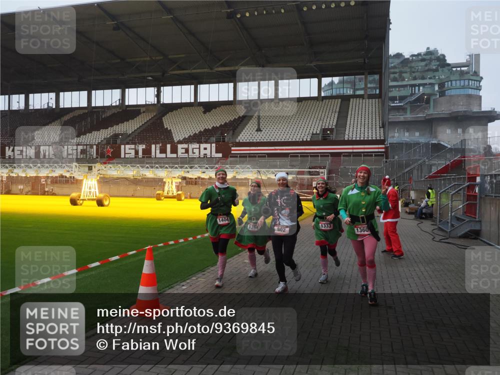 07.12.2025 - St. Pauli X-Mass-Run No. 15 Fabian Wolf http://msf.ph/oto/9369845 07.12.2025 10:00:08 Ziel 802, 1333, 1354, 1360, 1404, 2140, 2141, 4129 meine-sportfotos.de