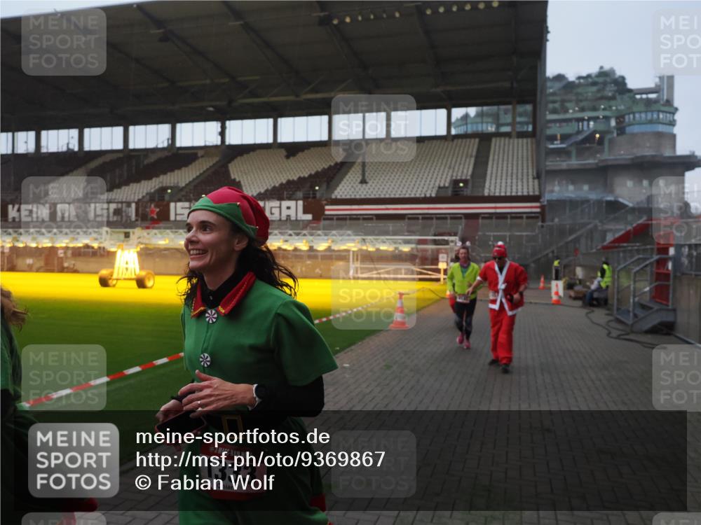 07.12.2025 - St. Pauli X-Mass-Run No. 15 Fabian Wolf http://msf.ph/oto/9369867 07.12.2025 10:00:10 Ziel 802, 1333, 1354, 1360, 1404, 2140, 2141, 4129 meine-sportfotos.de