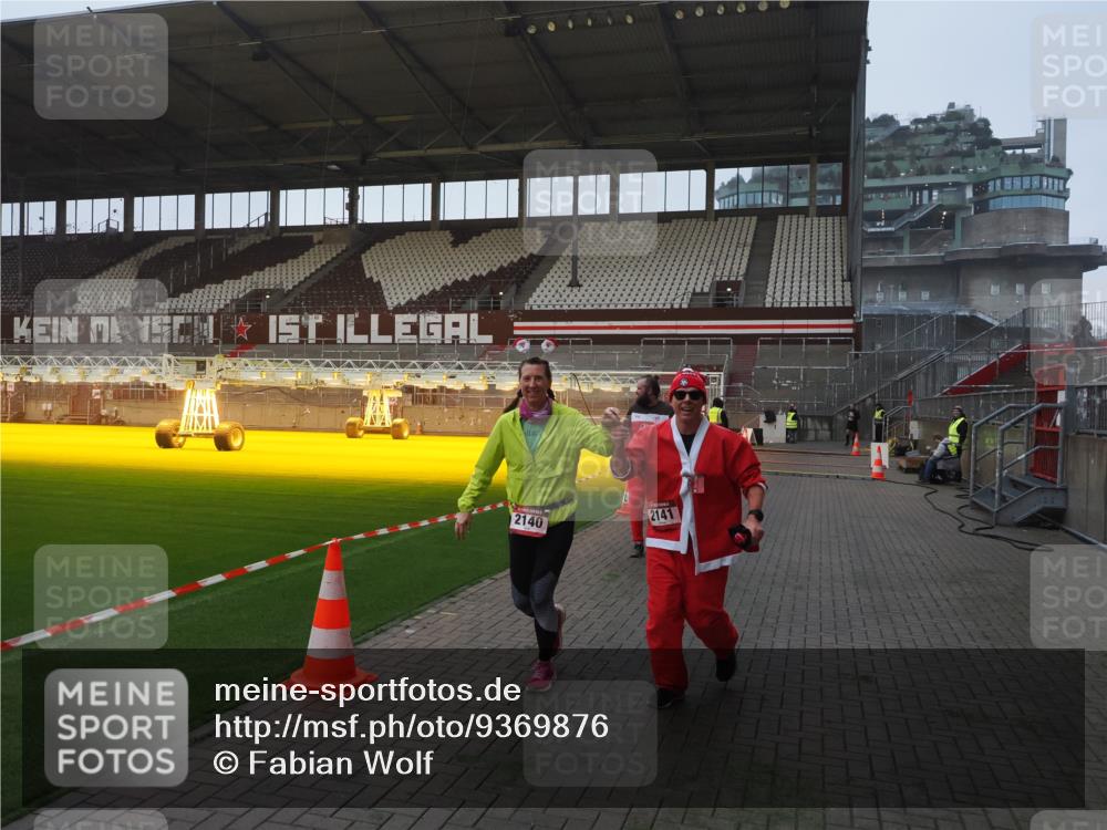 07.12.2025 - St. Pauli X-Mass-Run No. 15 Fabian Wolf http://msf.ph/oto/9369876 07.12.2025 10:00:12 Ziel 802, 1333, 1354, 1360, 1404, 2140, 2141, 4129 meine-sportfotos.de