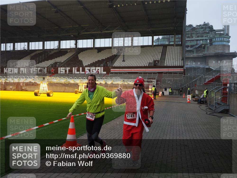 07.12.2025 - St. Pauli X-Mass-Run No. 15 Fabian Wolf http://msf.ph/oto/9369880 07.12.2025 10:00:13 Ziel 802, 1333, 1354, 1360, 1404, 2140, 2141, 4129 meine-sportfotos.de