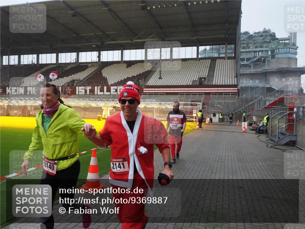 07.12.2025 - St. Pauli X-Mass-Run No. 15 Fabian Wolf http://msf.ph/oto/9369887 07.12.2025 10:00:13 Ziel 802, 1333, 1354, 1360, 1404, 2140, 2141, 4129 meine-sportfotos.de