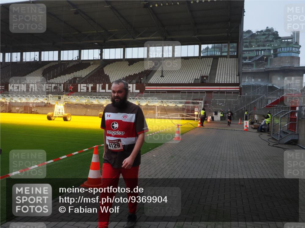 07.12.2025 - St. Pauli X-Mass-Run No. 15 Fabian Wolf http://msf.ph/oto/9369904 07.12.2025 10:00:16 Ziel 802, 1333, 1354, 1360, 1404, 2140, 2141, 3336, 4129 meine-sportfotos.de