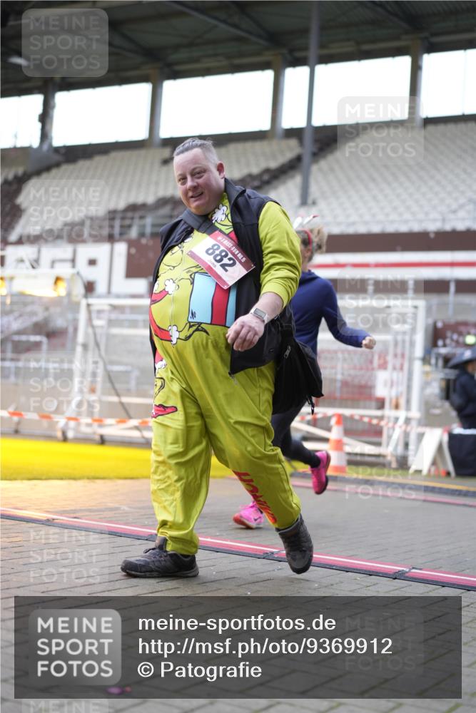 07.12.2025 - St. Pauli X-Mass-Run No. 15 Patografie http://msf.ph/oto/9369912 07.12.2025 11:29:41 Ziel 859, 882, 1922, 1924, 1925, 2787, 2838, 2840, 2882, 3143, 3144, 3146, 4651, 4839 meine-sportfotos.de
