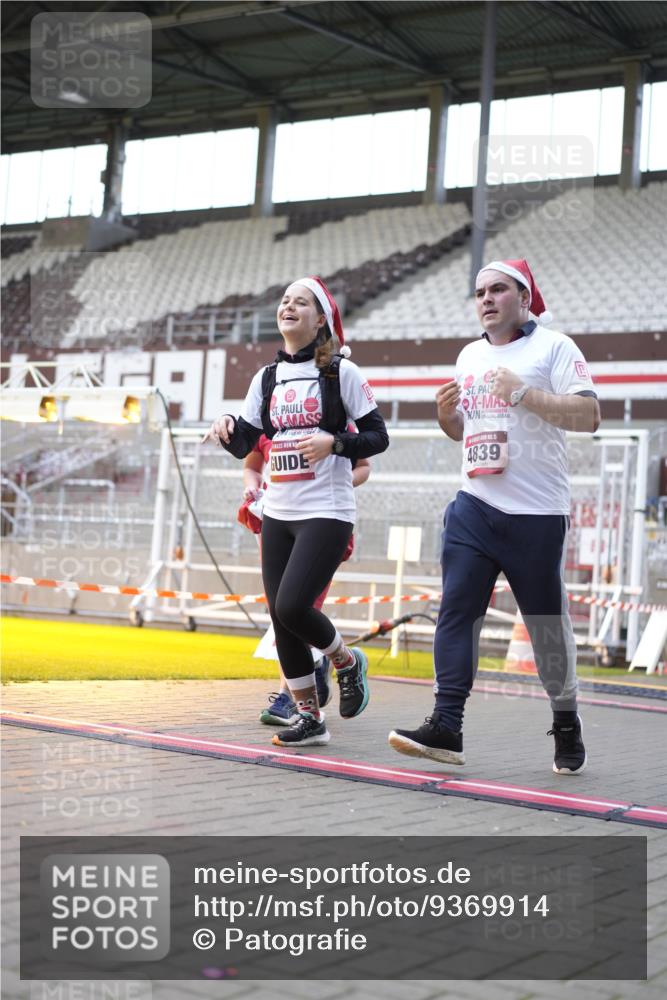 07.12.2025 - St. Pauli X-Mass-Run No. 15 Patografie http://msf.ph/oto/9369914 07.12.2025 11:29:45 Ziel 859, 882, 1922, 1924, 1925, 2787, 2838, 2840, 4651, 4839 meine-sportfotos.de
