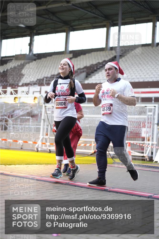 07.12.2025 - St. Pauli X-Mass-Run No. 15 Patografie http://msf.ph/oto/9369916 07.12.2025 11:29:45 Ziel 859, 882, 1922, 1924, 1925, 2787, 2838, 2840, 4651, 4839 meine-sportfotos.de