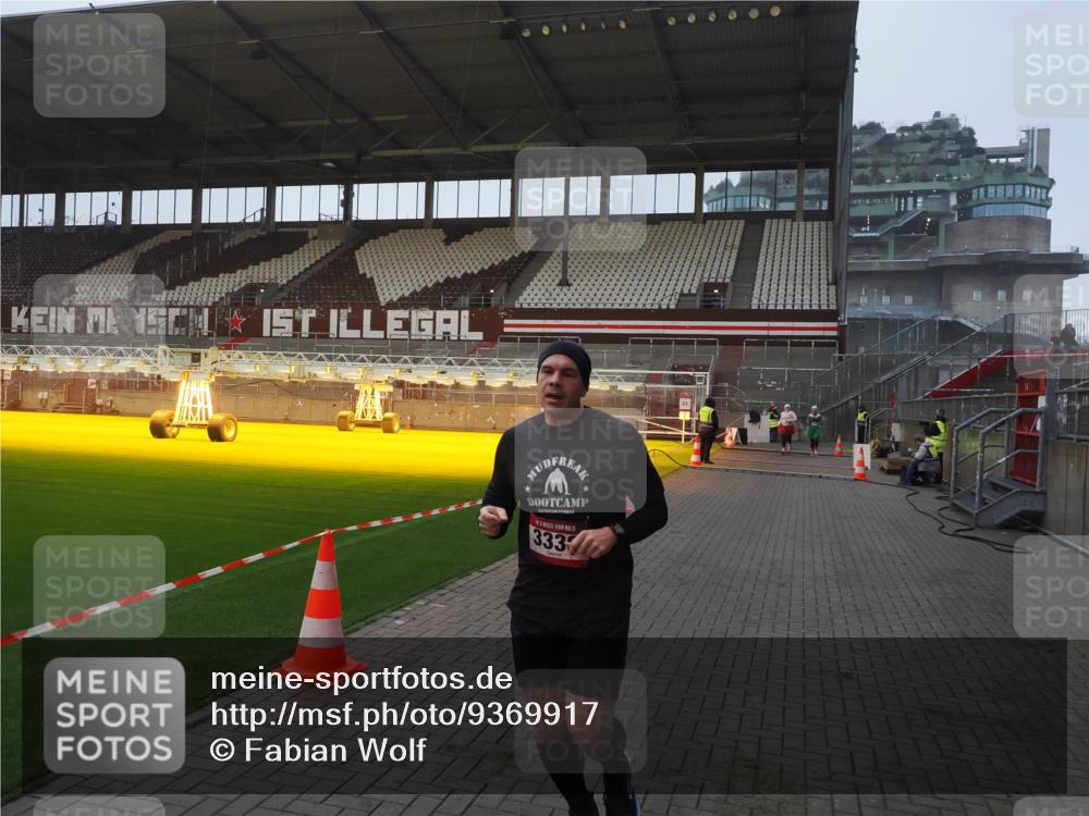 07.12.2025 - St. Pauli X-Mass-Run No. 15 Fabian Wolf http://msf.ph/oto/9369917 07.12.2025 10:00:24 Ziel 3336, 4129 meine-sportfotos.de