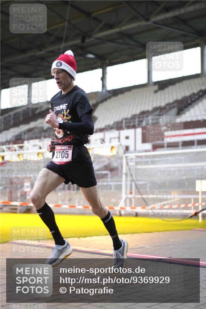 07.12.2025 - St. Pauli X-Mass-Run No. 15 Patografie http://msf.ph/oto/9369929 07.12.2025 11:30:04 Ziel 1941, 2705, 3303 meine-sportfotos.de