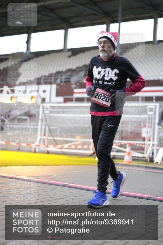07.12.2025 - St. Pauli X-Mass-Run No. 15 Patografie http://msf.ph/oto/9369941 07.12.2025 11:30:20 Ziel 2020, 2509, 2876 meine-sportfotos.de