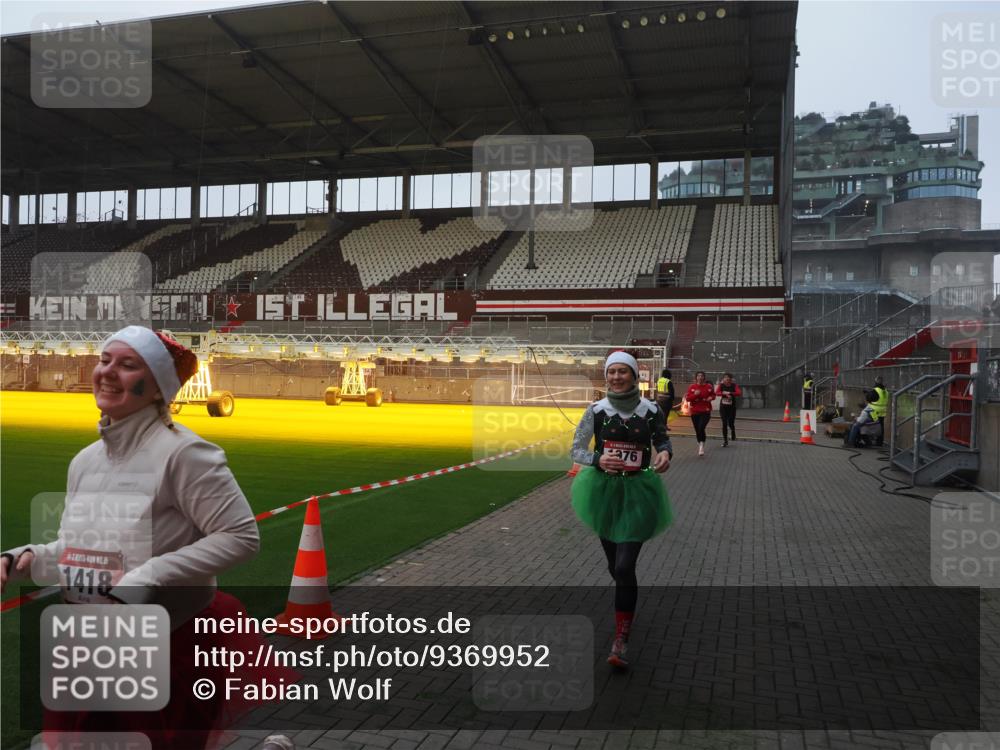 07.12.2025 - St. Pauli X-Mass-Run No. 15 Fabian Wolf http://msf.ph/oto/9369952 07.12.2025 10:00:34 Ziel 855, 1418, 1976, 2348, 3336 meine-sportfotos.de