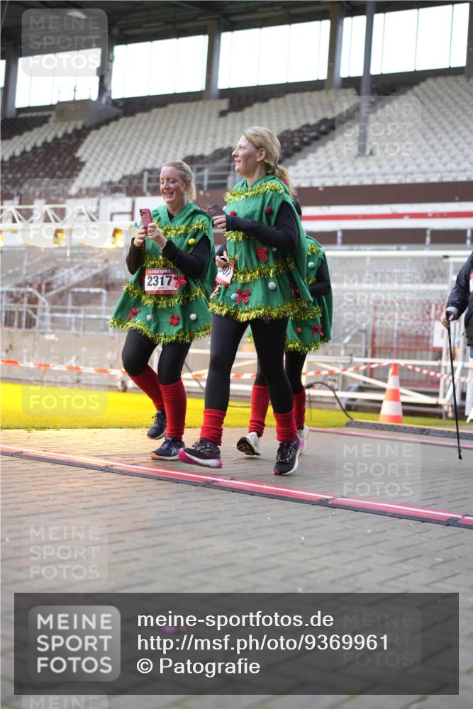 07.12.2025 - St. Pauli X-Mass-Run No. 15 Patografie http://msf.ph/oto/9369961 07.12.2025 11:30:42 Ziel 487, 539, 579, 581, 848, 865, 870, 872, 2307, 2308, 2311, 2314, 2317, 2319, 2449, 2450, 2871 meine-sportfotos.de