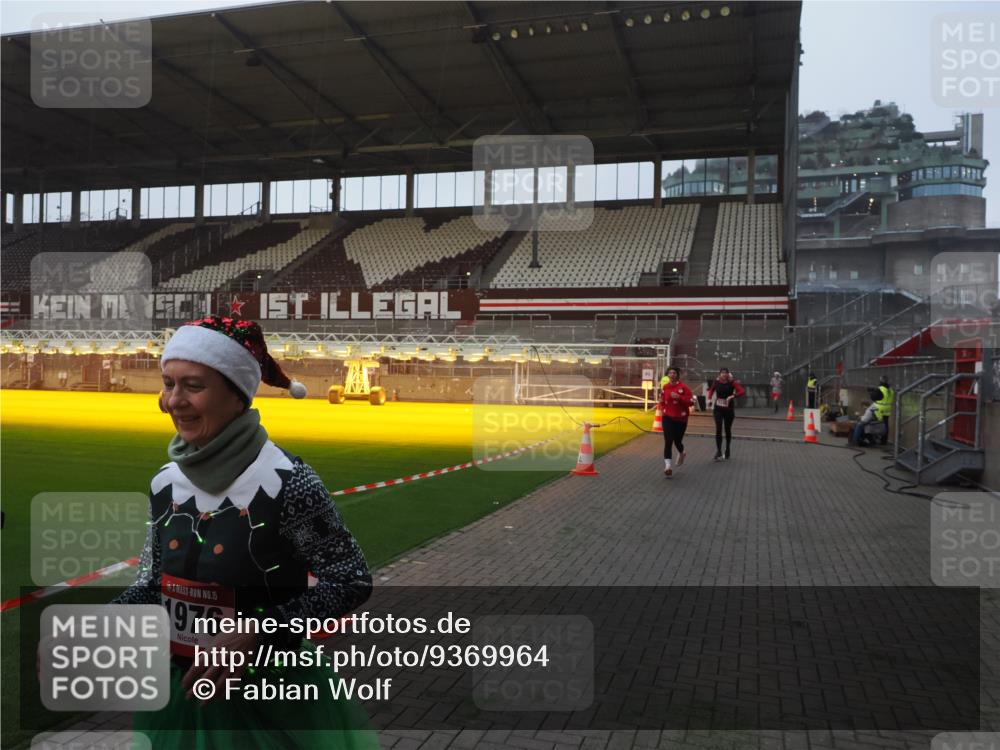 07.12.2025 - St. Pauli X-Mass-Run No. 15 Fabian Wolf http://msf.ph/oto/9369964 07.12.2025 10:00:35 Ziel 855, 1418, 1976, 2348, 3336 meine-sportfotos.de
