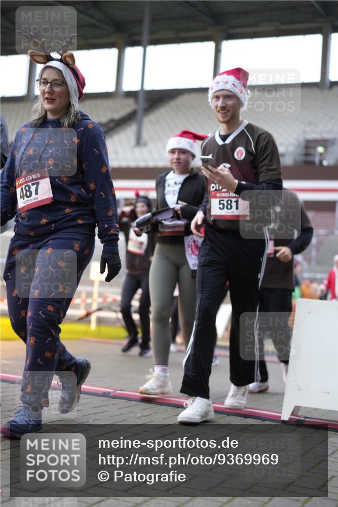 07.12.2025 - St. Pauli X-Mass-Run No. 15 Patografie http://msf.ph/oto/9369969 07.12.2025 11:30:45 Ziel 487, 539, 554, 579, 581, 848, 865, 870, 872, 2307, 2308, 2311, 2314, 2317, 2319, 2449, 2450, 2871, 3328 meine-sportfotos.de