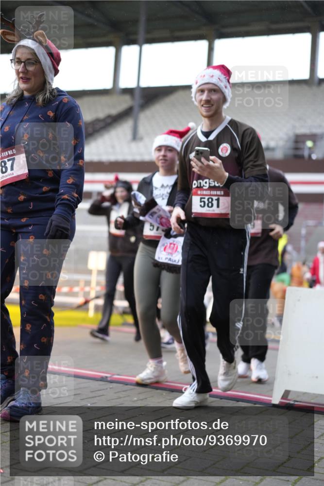 07.12.2025 - St. Pauli X-Mass-Run No. 15 Patografie http://msf.ph/oto/9369970 07.12.2025 11:30:45 Ziel 487, 539, 554, 579, 581, 848, 865, 870, 872, 2307, 2308, 2311, 2314, 2317, 2319, 2449, 2450, 2871, 3328 meine-sportfotos.de