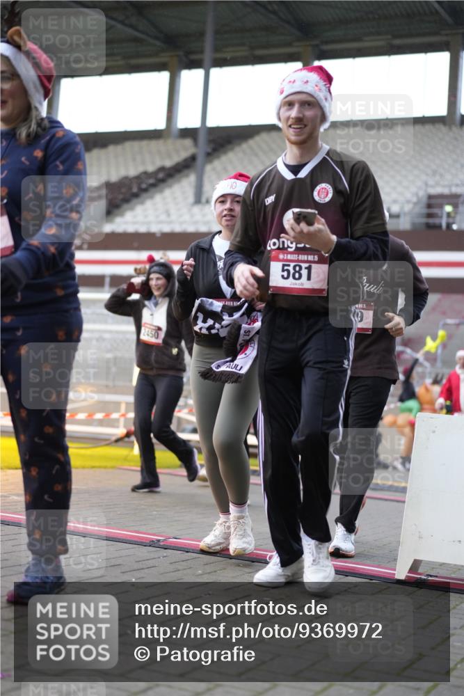 07.12.2025 - St. Pauli X-Mass-Run No. 15 Patografie http://msf.ph/oto/9369972 07.12.2025 11:30:45 Ziel 487, 539, 554, 579, 581, 848, 865, 870, 872, 2307, 2308, 2311, 2314, 2317, 2319, 2449, 2450, 2871, 3328 meine-sportfotos.de