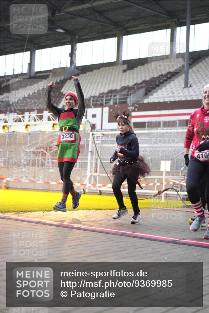 07.12.2025 - St. Pauli X-Mass-Run No. 15 Patografie http://msf.ph/oto/9369985 07.12.2025 11:31:07 Ziel 203, 329, 1595, 1755, 2428, 2429, 2430, 2492, 2493, 3181, 3182, 3184, 3238, 3239, 3352, 3436, 4105 meine-sportfotos.de