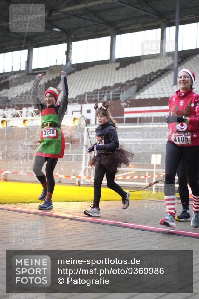07.12.2025 - St. Pauli X-Mass-Run No. 15 Patografie http://msf.ph/oto/9369986 07.12.2025 11:31:07 Ziel 203, 329, 1595, 1755, 2428, 2429, 2430, 2492, 2493, 3181, 3182, 3184, 3238, 3239, 3352, 3436, 4105 meine-sportfotos.de