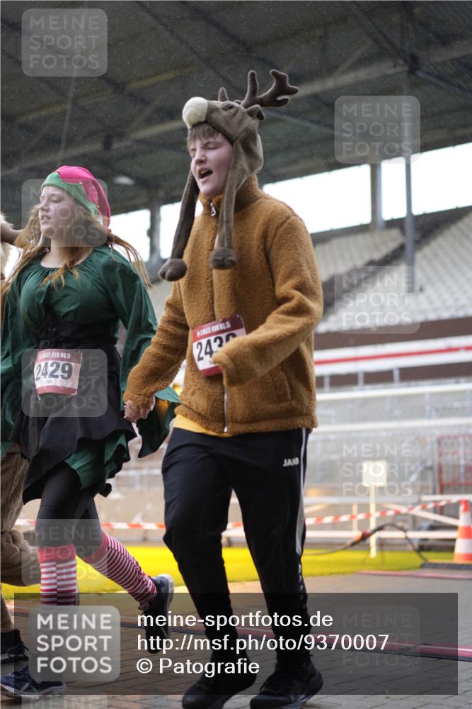 07.12.2025 - St. Pauli X-Mass-Run No. 15 Patografie http://msf.ph/oto/9370007 07.12.2025 11:31:11 Ziel 203, 329, 1755, 2428, 2429, 2430, 2492, 2493, 3181, 3182, 3184, 3238, 3239, 3352, 3436, 4105 meine-sportfotos.de