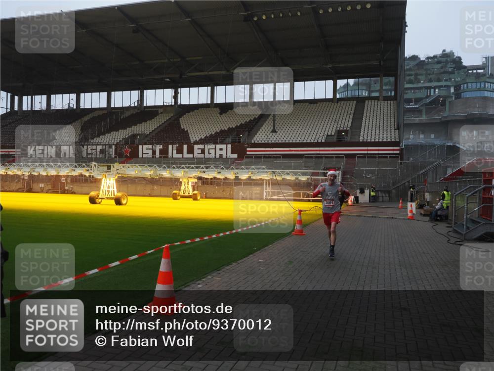 07.12.2025 - St. Pauli X-Mass-Run No. 15 Fabian Wolf http://msf.ph/oto/9370012 07.12.2025 10:00:43 Ziel 855, 1418, 1976, 2348, 3084 meine-sportfotos.de