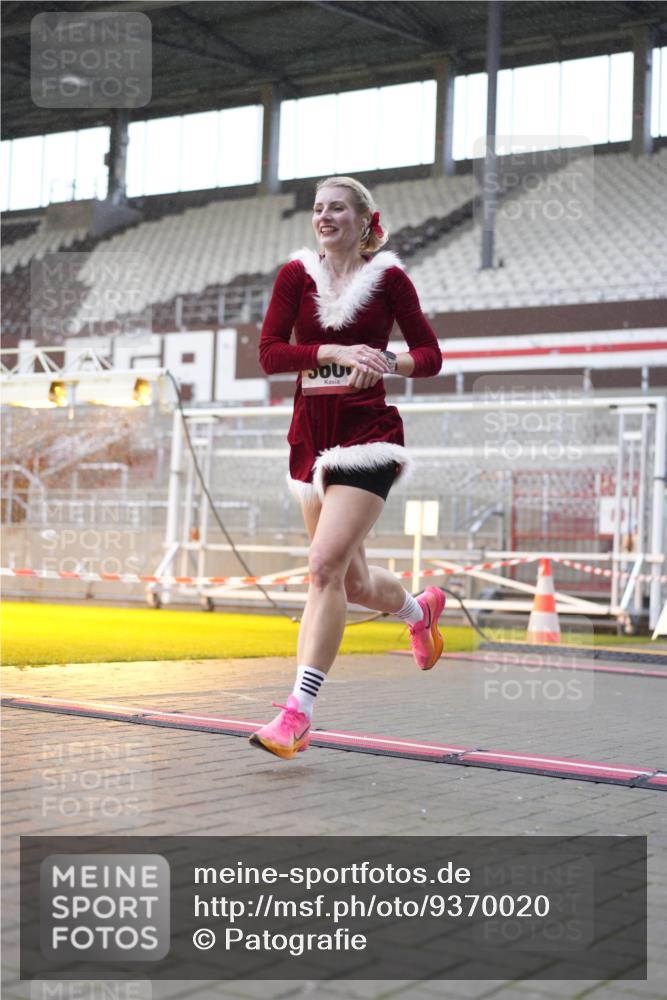 07.12.2025 - St. Pauli X-Mass-Run No. 15 Patografie http://msf.ph/oto/9370020 07.12.2025 11:31:24 Ziel 331, 1755, 2017, 2428, 2429, 2430, 2492, 2493, 3087, 3181, 3182, 3352, 3600 meine-sportfotos.de