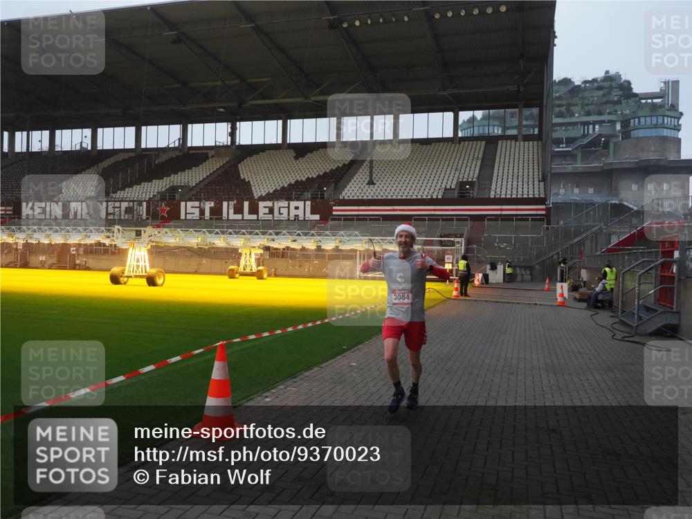 07.12.2025 - St. Pauli X-Mass-Run No. 15 Fabian Wolf http://msf.ph/oto/9370023 07.12.2025 10:00:44 Ziel 855, 1418, 1976, 2348, 3084 meine-sportfotos.de