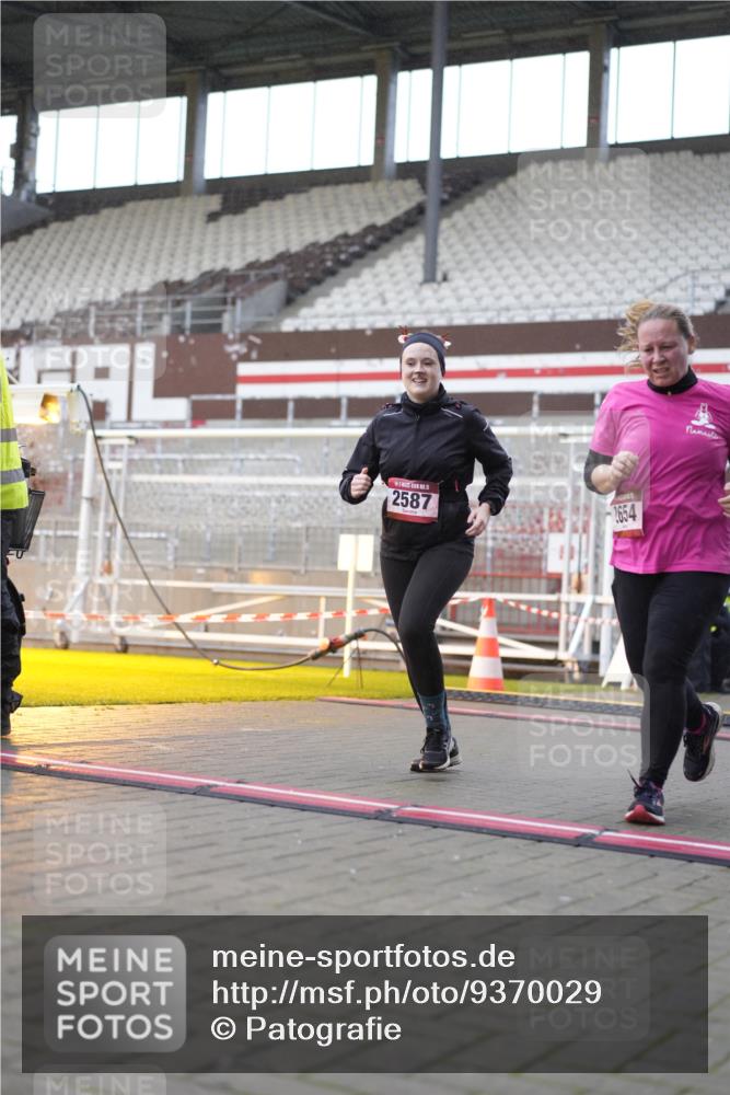 07.12.2025 - St. Pauli X-Mass-Run No. 15 Patografie http://msf.ph/oto/9370029 07.12.2025 11:31:37 Ziel 331, 2497, 2523, 2527, 2587, 2654, 2656, 3087, 3600 meine-sportfotos.de